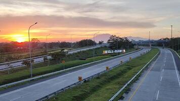 alvorecer atmosfera em a Pedágio estrada dentro surakarta, Indonésia video