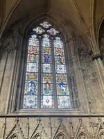 York en el Reino Unido en 30 marzo 2024. un ver de un manchado vaso ventana en York catedral foto