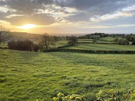 una vista de la campiña de cheshire en peckforton foto