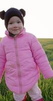 retrato de pequeño niña en el campo con Brillo Solar video