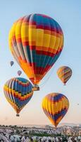 vibrante caliente aire globos a la deriva graciosamente terminado el asombroso montañoso paisaje foto