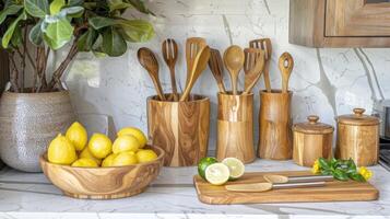 surtido de cocina utensilios, Cocinando ingredientes, y batería de cocina desplegado en blanco encimera foto