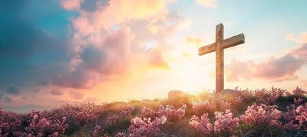 Pascua de Resurrección amanecer escena vacío tumba Roca con cruzar en prado a amanecer, bueno viernes concepto foto