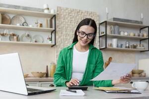 sonriente joven hermosa mujer leyendo bancario papel notificación acerca de último hipoteca pago foto