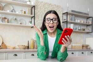 conmocionado joven mujer mirando a teléfono inteligente pantalla, sensación confuso consiguiendo mensaje foto