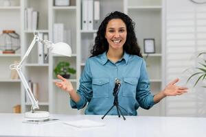 sonriente mujer atractivo en un conferencia llamar, haciendo un acogedor mano gesto, con un cámara punto de vista. foto