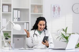 un alegre hembra médico teniendo un animado llamada consulta desde su moderno oficina, demostrando paciente cuidado y profesionalismo. foto