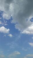 blå himmel med vita moln. video