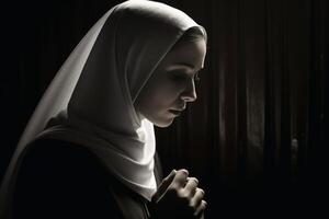un monja mientras Orando a dios. foto