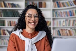 un imagen de un joven adulto en casual atuendo, profundamente enfocado mientras estudiando en un biblioteca, rodeado por libros. foto