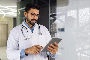 confidente masculino cuidado de la salud profesional revisando médico información en tableta foto