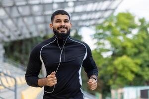 activo hombre trotar en el parque con auriculares foto