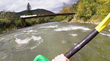 Rafting auf ein Berg Fluss. extrem Sport video