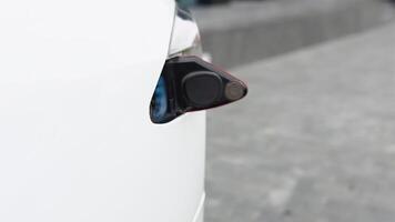 eléctrico coche en un cargando estación con espalda y ligero enchufe detalle, eléctrico movilidad video