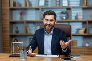 sonriente maduro profesional en un bien equipado hogar oficina teniendo un simpático discusión o entrevista foto