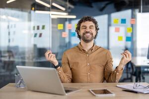 positivo oficina gerente sentado por escritorio con cerrado ojos y acuerdo manos en yoga posición durante tiempo de día. progresivo economista utilizando espiritual practicas para creando calma energía adentro. foto