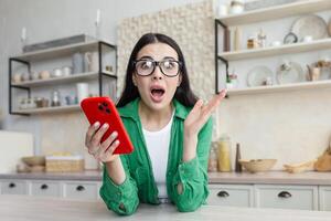 conmocionado joven mujer mirando a teléfono inteligente pantalla, sensación confuso consiguiendo mensaje foto