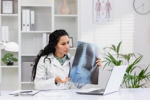 un profesional hembra médico examina un radiografía película, enfoque atentamente en su moderno oficina lleno con médico cartas y plantas. foto
