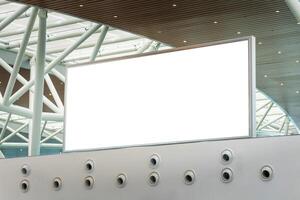 blanco cartelera letrero en el aeropuerto, publicidad Bosquejo para anuncio colocación publicidad en el edificio foto