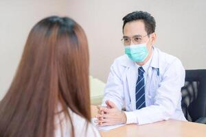 médico consultante con un profesional, doctor, cuidado de la salud y medicina con un paciente hablando acerca de prueba resultados y Progreso en un hospital clínica foto