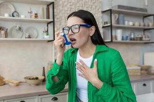 enfermo joven mujer a hogar con asma, utilizando inhalador a facilitar respiración foto