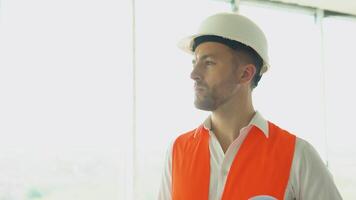 portret van een ingenieur architect staand Aan de bouw plaats video