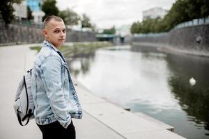 un hombre vistiendo un azul chaqueta foto