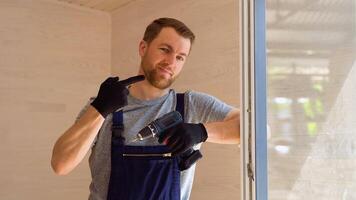 portrait de fenêtre installateur avec Tournevis dans en bois préfabriqué maison video