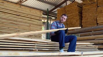 concept - uitverkoop van timmerhout. bouwer is overwegen hout planken. concept - hout verwerken bedrijf. hout hout stack van houten planken video
