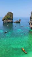 antenne visie van paradijs strand en turkoois zee Aan phi phi eiland, Thailand video