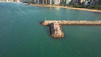 aéreo zumbido imágenes de el ciudad y playa video