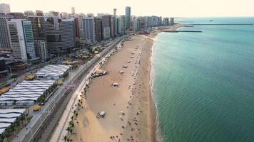 aereo fuco metraggio di il città e spiaggia video