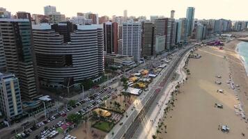 aéreo zangão cenas do a cidade e de praia video