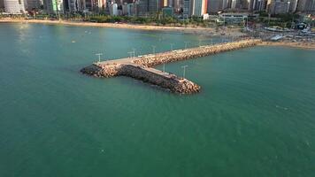 aereo fuco metraggio di il città e spiaggia video