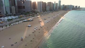 Antenne Drohne Aufnahmen von das Stadt und Strand video