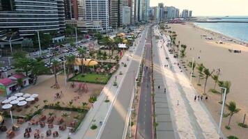 aereo fuco metraggio di il città e spiaggia video