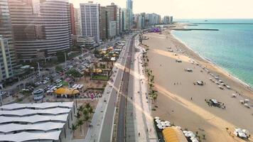 aereo fuco metraggio di il città e spiaggia video