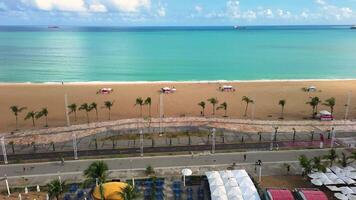 aéreo zumbido imágenes de el ciudad y playa video