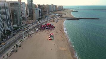 aereo fuco metraggio di il città e spiaggia video