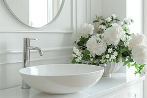 minimalista lavabo interior con blanco vanidad espejo con Fresco flores foto