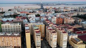 aéreo Visão do paisagem urbana e Porto do espanhol cidade do cadiz em Península dentro . Andaluzia, Espanha. video