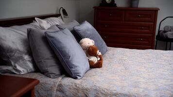 Two Teddy bears on the double luxuries bed. Copy space. video