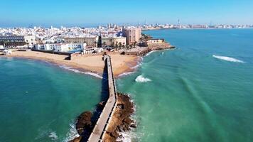 aereo Visualizza di paesaggio urbano e porto di spagnolo città di cadice su penisola nel . andalusia, Spagna. video