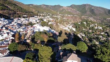 mijas pueblo bianca montagna villaggio nel malaga, andalusia, Spagna - aereo 4k video