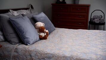 Two Teddy bears on the double luxuries bed. Copy space. video