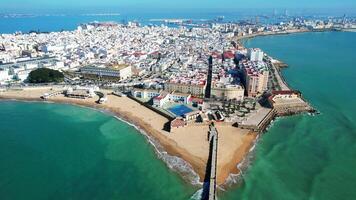 aereo Visualizza di paesaggio urbano e porto di spagnolo città di cadice su penisola nel . andalusia, Spagna. video