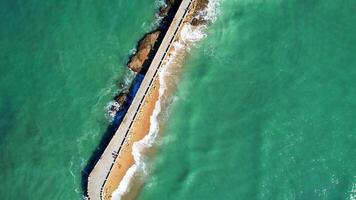 aereo Visualizza di paesaggio urbano e porto di spagnolo città di cadice su penisola nel . andalusia, Spagna. video