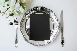 elegante blanco menú metido en un hermosa plata lámina, con un tenedor y cuchillo junto a eso rodeado por Fresco flor decoraciones foto