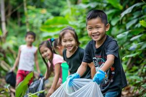 grupo de joven niños ansiosamente don guantes y llevar el plastico pantalones a limpiar arriba el ambiente foto