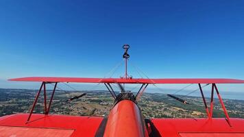 klein Flugzeug fliegend Schwanz Aussicht video